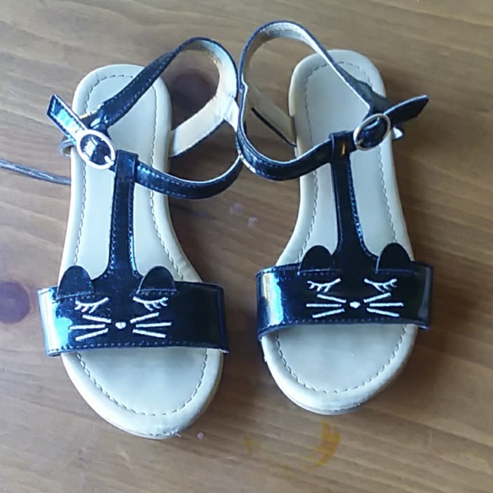 1 pair of girls sandals